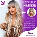 Model met lang, golvend, blond en grijs pruikhaar. Inzet toont hoe de pruik bijgeknipt kan worden.