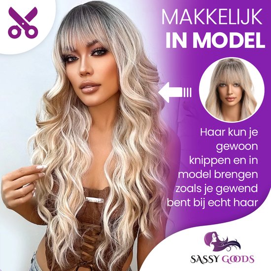 Model met lang, golvend, blond en grijs pruikhaar. Inzet toont hoe de pruik bijgeknipt kan worden.