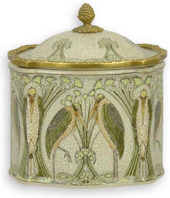 UNE BOÎTE EN PORCELAINE EN BRONZE