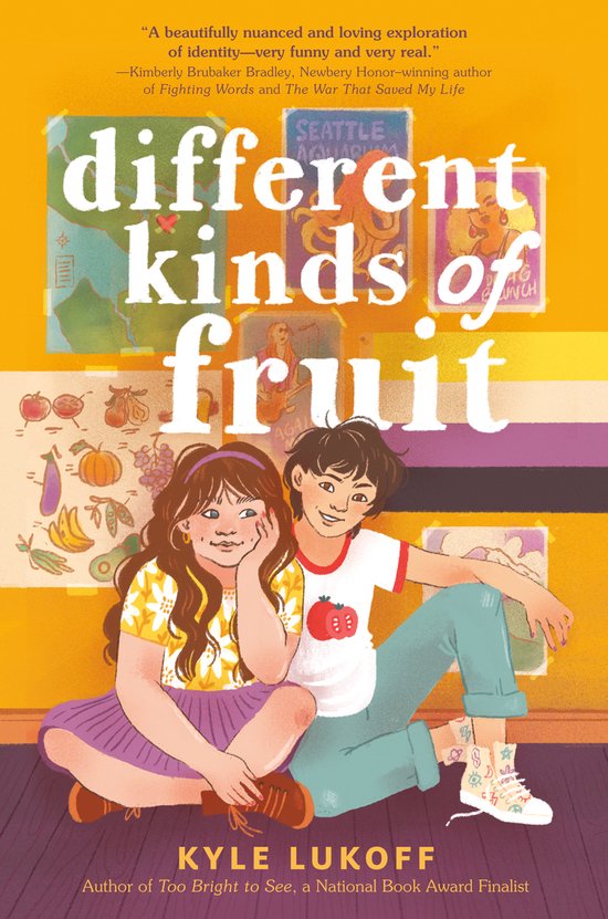 Twee kinderen zitten op de grond voor een boek met de titel 'different kinds of fruit'. De achtergrond bevat illustraties van fruit en posters.