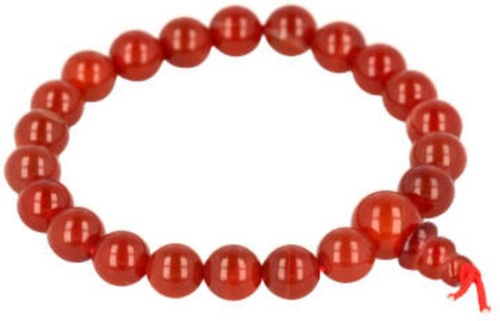 Armband van glanzende, dieprode carneool kralen met rode koordafsluiting.