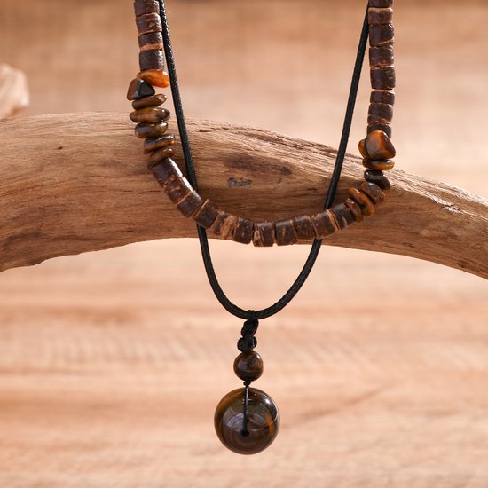 Dubbele ketting met houten en tijgeroog kralen, met een hanger van een ronde tijgeroog kraal.