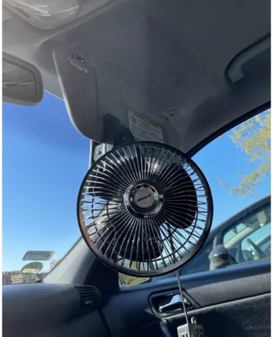 Zwarte Xtrobb ventilator met chromen grill, bevestigd aan de binnenkant van een auto bij de deur.