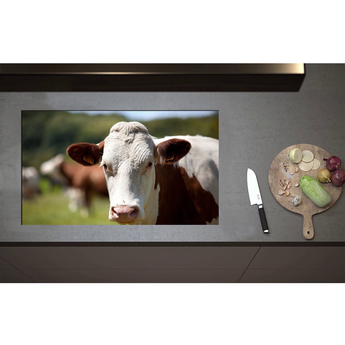 Inductieplaat Beschermer - Bruin met Witte Koe bij Andere Koeien in de Wei - 85x50 cm - 2 mm Dik - Inductie Beschermer - Bescherming Inductiekookplaat - Kookplaat Beschermer van Zwart Vinyl