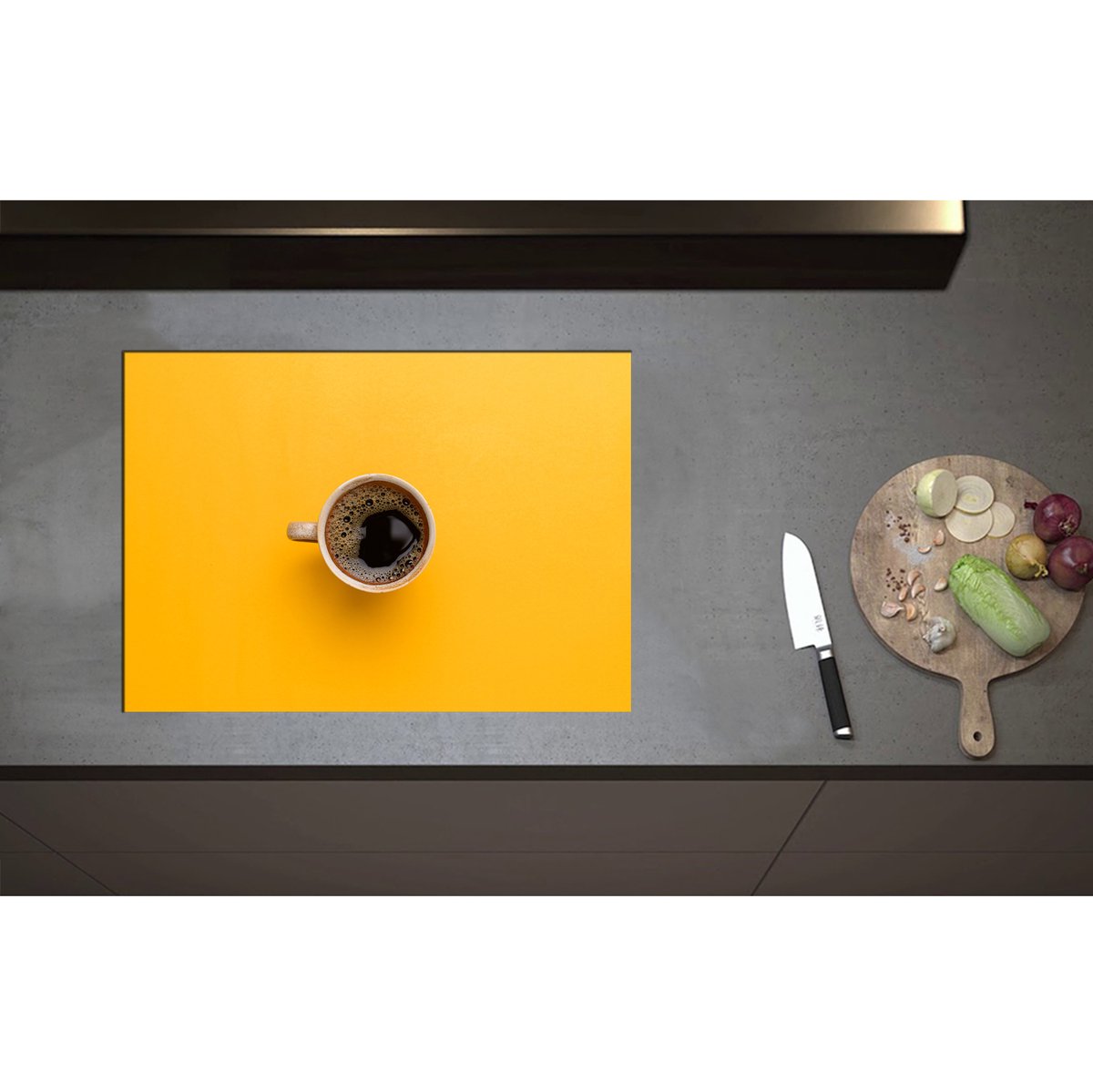 Inductieplaat Beschermer - Bovenaanzicht van Verse Kop Koffie op Okergele Ondergrond - 70x50 cm - 2 mm Dik - Inductie Beschermer - Bescherming Inductiekookplaat - Kookplaat Beschermer van Wit Vinyl