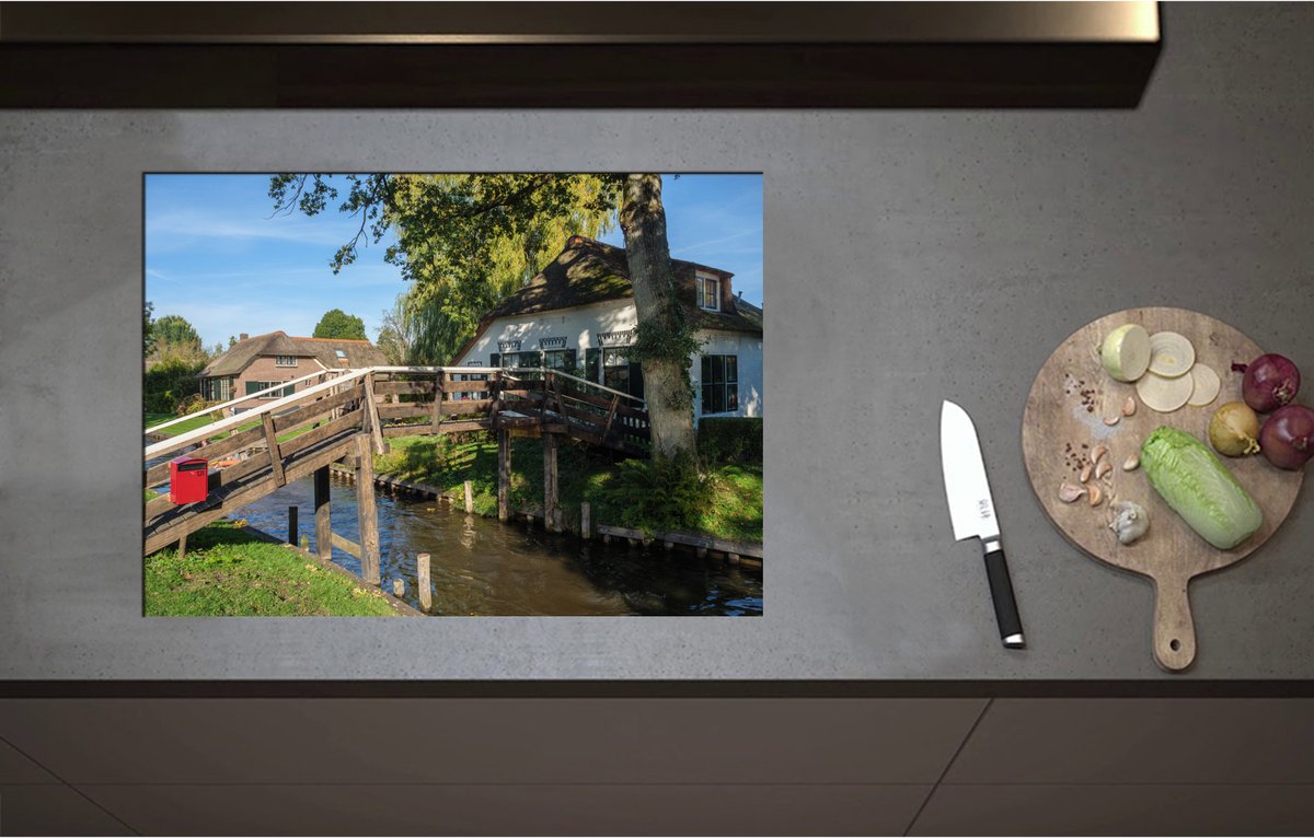 Inductieplaat Beschermer - Bruggetje over Sloot naar Nederlandse Woning - 71x51 cm - 2 mm Dik - Inductie Beschermer - Bescherming Inductiekookplaat - Kookplaat Beschermer van Zwart Vinyl