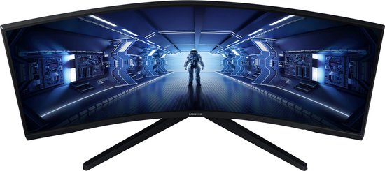 Gebogen Samsung monitor met een astronaut in een futuristische gang.