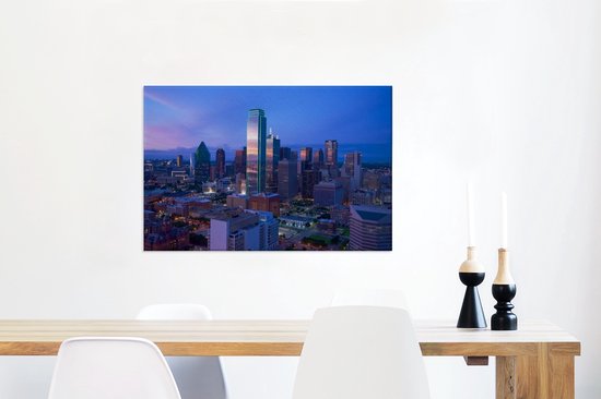 Le crépuscule du soir de Dallas au Texas avec un ciel violet Toile 90x60 cm - Tirage photo sur toile (Décoration murale salon / chambre)