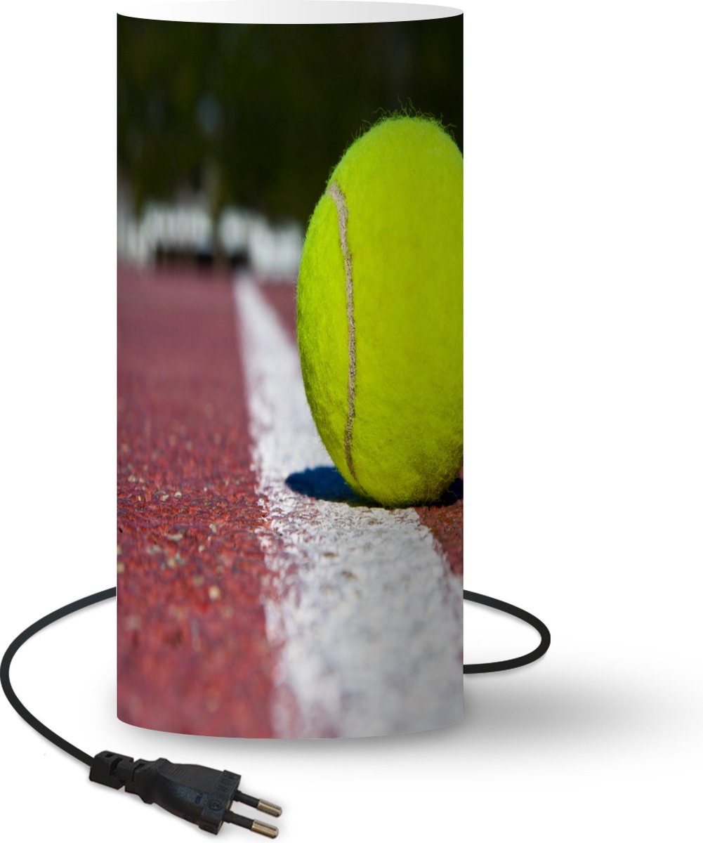 Lamp - Nachtlampje - Tafellamp slaapkamer - Tennisbal op de tennisbaan - 54 cm hoog - Ø24.8 cm - Inclusief LED lamp