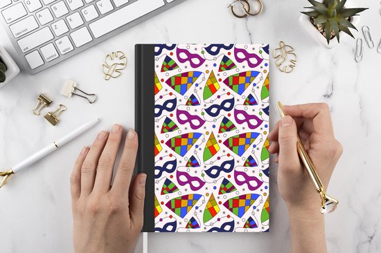 Carnet blanc avec un imprimé joyeux de masques de carnaval et de losanges colorés. La couverture est noire.