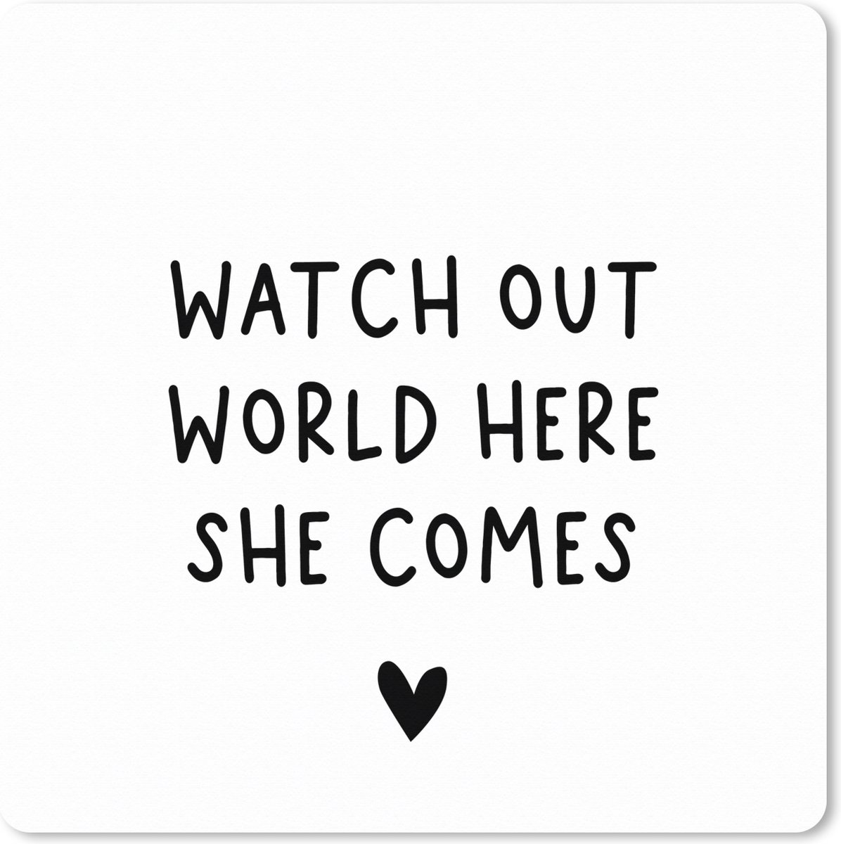 Muismat XXL 50x50 cm - Bureau onderlegger - Bureau mat Engelse quote "Watch out world here she comes" met een hartje op een witte achtergrond - Bureaumat - Gaming mousepad xl - Bureaulegger groot - Computer deskmat