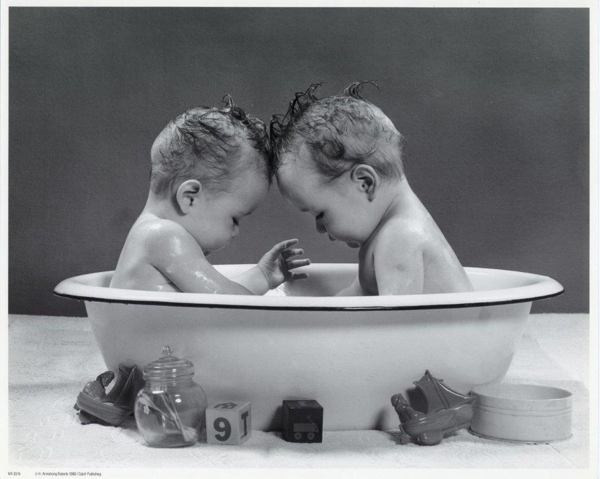 Catch Projecten Mini zwart-wit poster - Babies in Bath - H. Armstrong Roberts - 24x30 cm