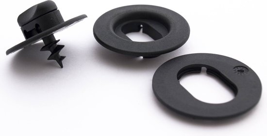 Clips et rondelles noirs pour intérieur de voiture sur fond blanc.