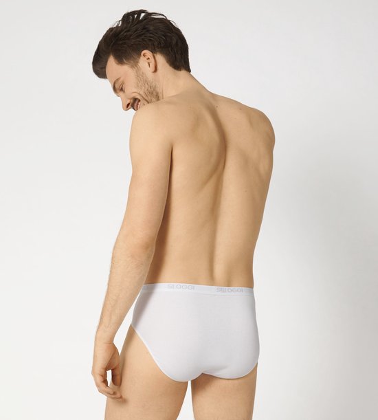 Man met bruin haar, draait zich om, draagt witte Sloggi midi slips.