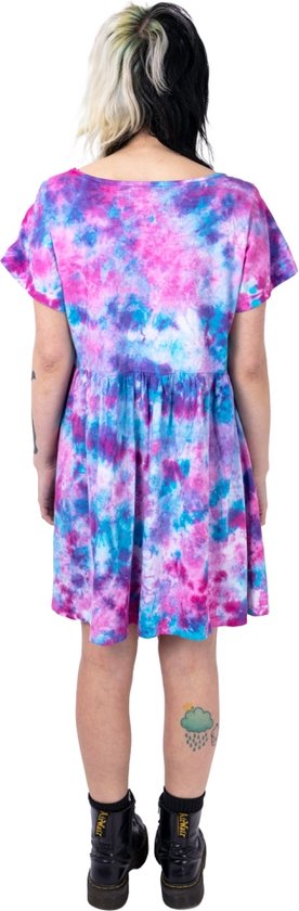 Achterkant van model in een korte roze en blauwe tie-dye jurk met korte mouwen en V-hals.