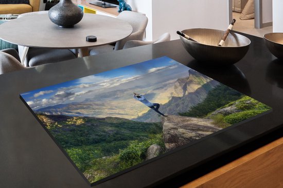 KitchenYeah® Inductie beschermer 83x51.5 cm - Een man neemt een yogahouding aan op een bergtop - Kookplaataccessoires - Afdekplaat voor kookplaat - Inductiebeschermer - Inductiemat - Inductieplaat mat