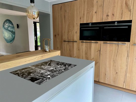 Chefcare Inductie Beschermer Groep Apen Eten Bananen in het Bos - Zwart Wit - 85x50 cm - Afdekplaat Inductie - Kookplaat Beschermer - Inductie Mat