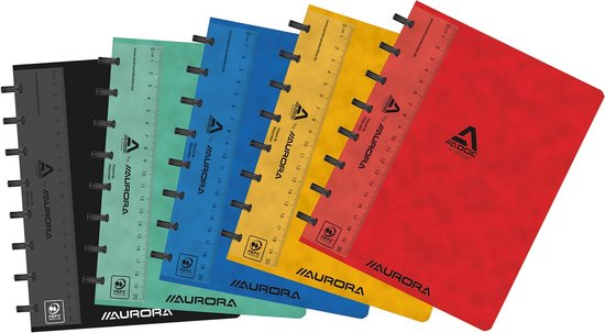 Een rij van zes Adoc schriften in de kleuren rood, geel, blauw, groen, mintgroen en zwart. Elk schrift heeft een liniaal van 20 cm.