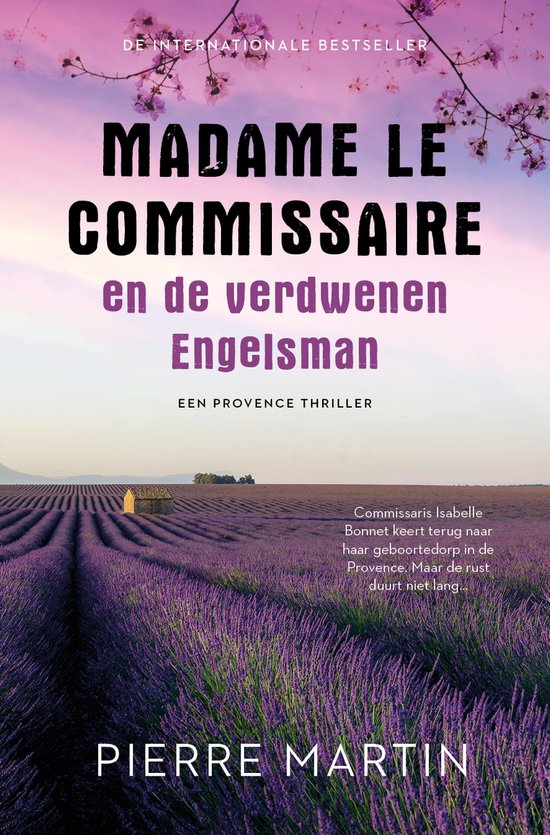 Couverture du livre 'Madame le Commissaire et l'Anglais disparu'. Un champ de lavande sous un ciel violet, avec du texte en néerlandais.