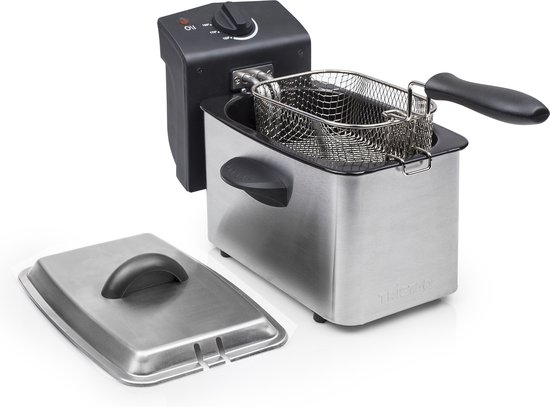 RVS friteuse met deksel ernaast, zwart bedieningspaneel met temperatuurregelaar.