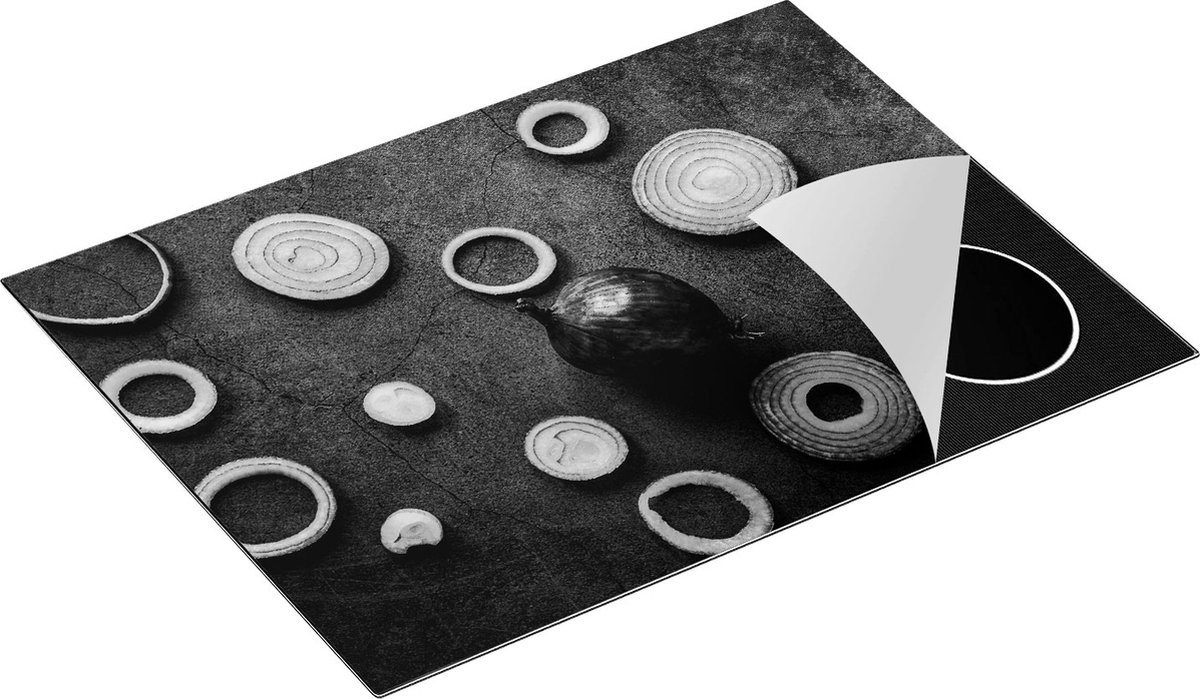 Chefcare Inductie Beschermer Gesneden Uien op een Zwarte Achtergrond - Zwart Wit - 70x50 cm - Afdekplaat Inductie - Kookplaat Beschermer - Inductie Mat