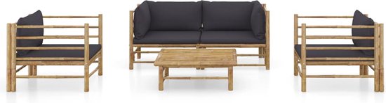 Bamboe tuinmeubelset met donkergrijze kussens, bestaande uit bank, fauteuils en tafel.
