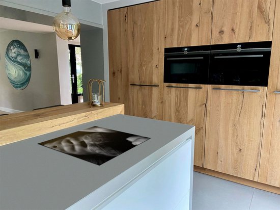 Chefcare Inductie Beschermer Naakte Man met een Sixpack en Tattoos - Erotiek - Zwart Wit - 60x50 cm - Afdekplaat Inductie - Kookplaat Beschermer - Inductie Mat