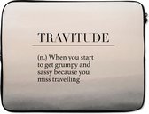 Laptophoes 17 inch - Spreuken - Quotes - When you start to get grumpy and sassy because you miss travelling - Travitude - Laptop sleeve - Binnenmaat 42,5x30 cm - Zwarte achterkant
