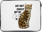 Laptophoes 17 inch - Spreuken - Quotes - Life isn't perfect but my cat is - Poes - Laptop sleeve - Binnenmaat 42,5x30 cm - Zwarte achterkant