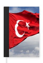 Notitieboek - Schrijfboek - Een Turkse vlag in de wind - Notitieboekje klein - A5 formaat - Schrijfblok
