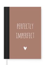 Notitieboek - Schrijfboek - Engelse quote "Perfectly imperfect" met een hartje op een bruine achtergrond - Notitieboekje klein - A5 formaat - Schrijfblok