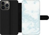 Bookcase Geschikt voor iPhone 13 Pro telefoonhoesje - Marmer print - Blauw - Wit - Met vakjes - Wallet case met magneetsluiting