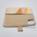Étui doré style portefeuille, ouvert avec espace pour cartes et billets, et un téléphone.
