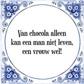 Tegeltje met Spreuk (Tegeltjeswijsheid): Van chocola alleen kan een man niet leven, een vrouw wel! + Kado verpakking & Plakhanger