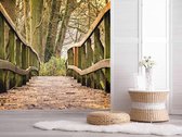 Professioneel Fotobehang Houten brug door het bos - bruin - Sticky Decoration - fotobehang - decoratie - woonaccessoires - inclusief gratis hobbymesje - 520 cm breed x 350 cm hoog - in 7 vers