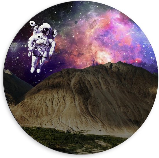 Dibond Wandcirkel - Astronaut boven Rotsen met Galaxy Lucht - 60x60cm Foto op Aluminium Wandcirkel (met ophangsysteem)