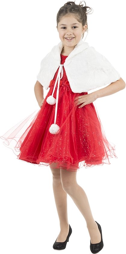 Meisje in een rode glitterjurk met witte nepbont cape met pompons. Ze draagt beige panty's.
