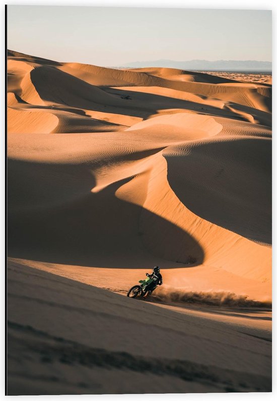 Dibond - Motorcrosser op Zandheuvels in Woestijn - 40x60cm Foto op Aluminium (Met Ophangsysteem)