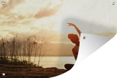 Tuindecoratie Het silhouet van een jonge vrouw die yoga op het strand doet - 60x40 cm - Tuinposter - Tuindoek - Buitenposter