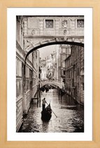 JUNIQE - Poster in houten lijst Gondel in Venetië -40x60 /Bruin &