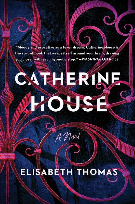 Boekcover van Catherine House, een roman van Elisabeth Thomas. De cover toont een sierlijk, roze hekwerk tegen een donkere, blauwe achtergrond. Centraal staan de titel 'CATHERINE HOUSE' en de auteur 'ELISABETH THOMAS'.