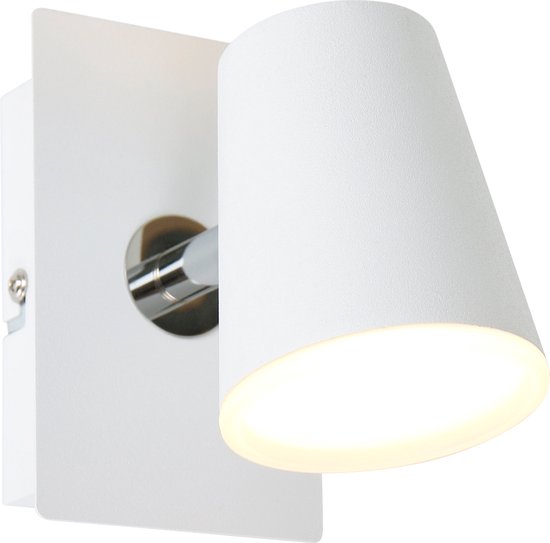 Witte spot met cilindrische kap, draaibaar, op wit frame met chroom detail. De lamp is aan.