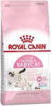 Roze verpakking Royal Canin First Age Mother & Babycat kattenvoer met afbeelding van een moederskat met kittens.