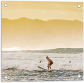 Tuinposter – Zee met Surfer - 50x50cm Foto op Tuinposter  (wanddecoratie voor buiten en binnen)