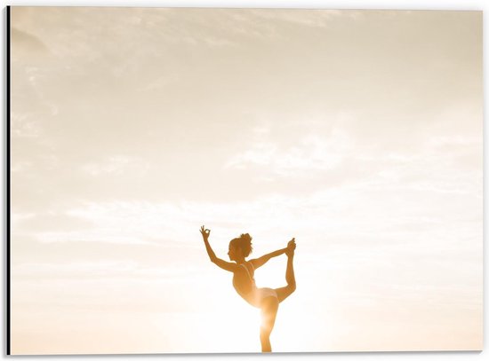 Dibond - Vrouw in Yoga Positie bij Ondergaande Zon - 40x30cm Foto op Aluminium (Wanddecoratie van metaal)