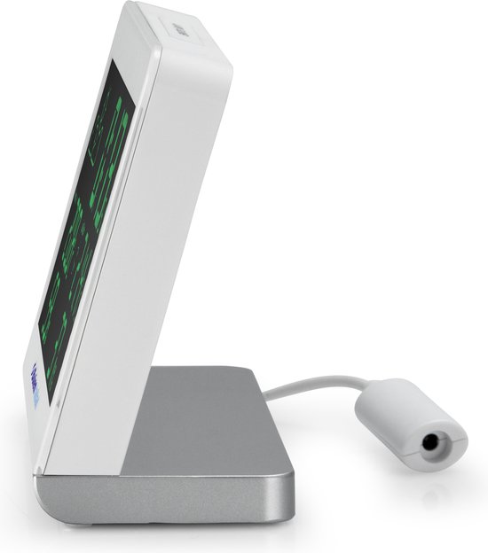 Zijaanzicht van een wit digitaal weerstation met een gekanteld groen display, staand op een zilveren voet.