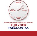 Klok met rode wijzers en aanduidingen voor bloedend tandvlees, rood tandvlees, tandplak en slechte adem. Tekst: Tijd voor Parodontax.