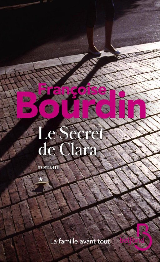 Couverture du livre 'Le Secret de Clara' de Françoise Bourdin. Pavés rouges au premier plan, ombres, et le titre en grosses lettres roses.