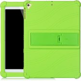 Voor iPad 6 (9.7 Universal) Tablet PC siliconen beschermhoes met onzichtbare beugel (groen)