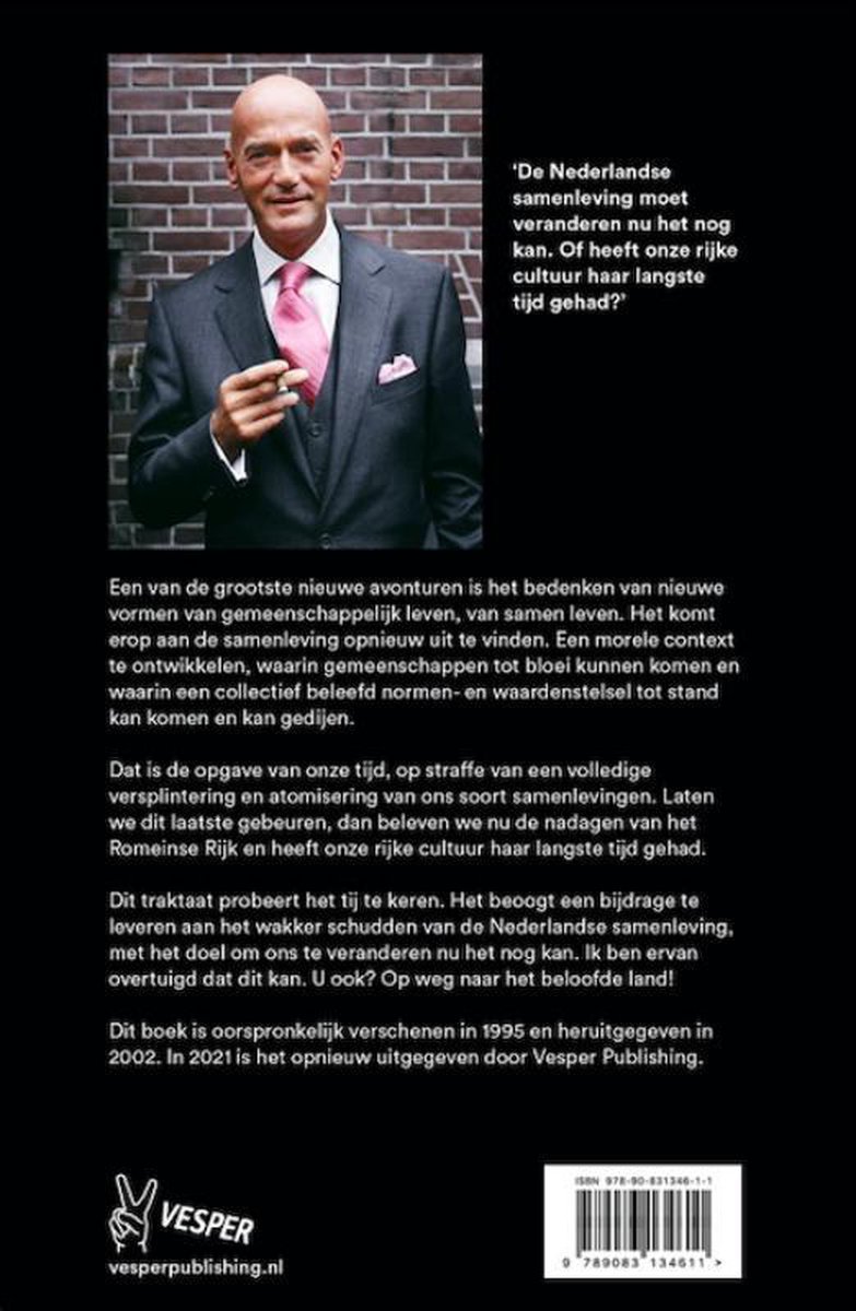 Een man in een grijs pak met roze das staat voor een bakstenen muur, houdend een sigaar vast. Tekst 'De Nederlandse samenleving moet veranderen nu het nog kan. Of heeft onze rijke cultuur haar langste tijd gehad?'